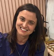 Há quem garanta que não demorará muito para dois políticos que são  parentes...Leia na coluna de hoje