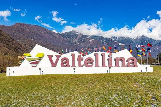 BENVENUTI IN VALTELLINA! Nei pressi della rotonda del Tartano, a 📍Talamona, in uno dei punti nevralgici a maggior afflusso, ecco un'installazione che valorizza il marchio #Valtellina e rappresenta un benvenuto ai visitatori