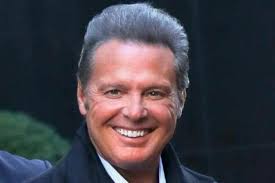 Luis Miguel celebra su cumpleaños 54 enamorado y con plata