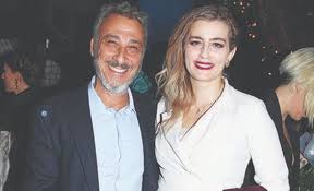 Maybe you would like to learn more about one of these? Agries Melisses Poies Einai Oi Treis Prwtagwnistries Ths Seiras Media Thepressroom Gr