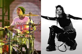 But while the singer's fans are thrilled with the news, many people hold a very different opinion. Igmbhlfq9al5pm