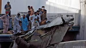 Indonesia plane crash investigators hunt for black boxes in seabed mud. Pakistani Passenger Jet Crashes Near Karachi Airport News Dw 23 05 2020