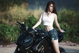 フリー写真 バイクに跨るベトナム人女性 ガールズバイカー バイク 女子 女性ライダー