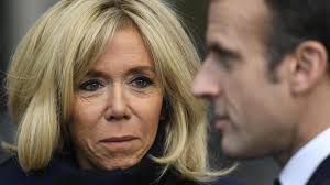 Brigitte Macron in tribunale: «Sono donna, lo proverò»
