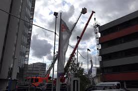 Schon allein beim blick auf die stuttgarter sehenswürdigkeiten kann ein gewisses ausmaß an pomp. Die Feuerwehr Muss In Stuttgart Ein Gerust Stutzen Das Nach Dem Unwetter Umzusturzen Drohte Stuttgarter Nachrichten