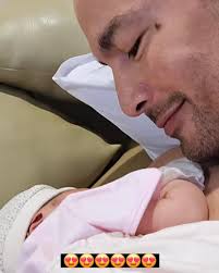 CONGRATS ELLEN AND DEREK 👶 Ibinahagi ng aktor na si Derek Ramsey sa  kanyang Instagram story ang larawan kasama ang kanilang 1st baby ni Ellen  Adarna. Nag-post din s'ya ng litrato na