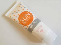 Rp 29.900 25% rp 22.500. Harga Emina Sunscreen Sun Protection Spf 30 Di Indomaret Dan Alfamart Terbaru 2021 Femaleez Com