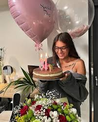 Τις καλοκαιρινές της διακοπές ξεκίνησε η άννα μαρία βέλλη. Anna Maria Bellh Giortase Ta Gene8lia Ths Kai O Syntrofos Ths Den Ekane Oyte Like Queen Gr