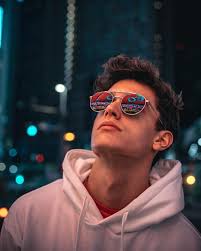 Goruntunun Olasi Icerigi 1 Kisi Gunes Gozlugu Yakin Cekim Ve Acik Hava Photography Poses For Men Poses For Men Portrait Photography Men
