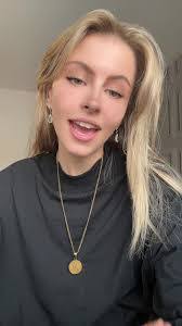 Cara Williamson's Instagram, Twitter & Facebook