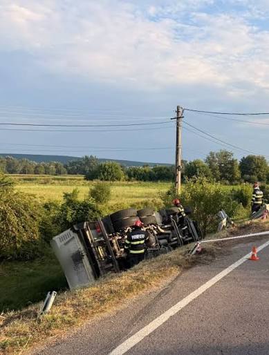 🚨 🚚💥 AUTOBASCULANTĂ RASTURNATA PE DN73, LA CLUCEREASA! 📍 Un accident  rutier s-a produs pe DN73, în zona localității Clucereasa, unde o  autobasculantă a părăsit carosabilul și s-a 🔄 răsturnat în afara