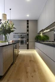 Die Led Lichtleiste 30 Ideen Wie Sie Durch Led Leisten Verlockende Innendesigns Schaffen Lichtleiste Kuche Kuchendesign Moderne Kuche