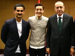 Cumhurbaşkanı recep tayyip erdoğan, i̇ngiltere premier ligi'nde oynayan türk futbolcular cenk tosun, mesut özil ve i̇lkay gündoğan'ı kabul etti. Wm News Dfb Kritisiert Seine Spieler Fur Erdogan Treffen