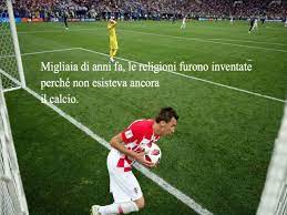 Leggi le frasi sul calcio e condividi gli aforismi e le citazioni più celebri e significative sul gioco più bello del mondo perché in quel rettangolo verde si giocano non solo partite ma anche emozioni e passioni. Frasi Sul Calcio 137 Pensieri E Immagini Dedicati Allo Sport Piu Amato Di Sempre A Tutto Donna