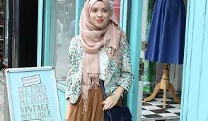 Check spelling or type a new query. Menuju Cantik 2017 Trik Padu Padan Hijab Baju Vintage Ini Harus Jadi Referensi