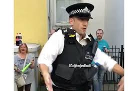People Are Loving This Dancing Police Officer At The Notting Hill Carnival Police Officer Notting Hill Carnival Police