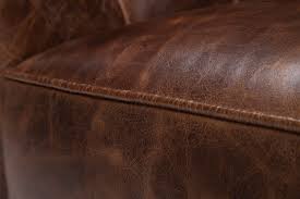 Dans des teintes bleu royal, vert forêt et bois, le canapé chesterfield s'associe aux. Canape Anglais En Cuir Brighton Rose Moore
