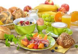 Pengaturan pola makan sehat menurut almatsier (2009), terdapat tiga kelompok bahan makanan sehat berdasarkan fungsinya, yaitu: 4 Contoh Pola Makan Sehat Bergizi Seimbang Serta Manfaatnya