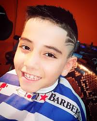 barber leo cabrera corte con diseño de estrella en degradé