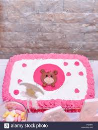 Sie hat gerade erst ihre ersten zwei zähnchen bekommen und kann daher noch nicht so richtig die erwachsenen kost essen. Baby Girl Ersten Geburtstag Kuchen Mit Teddybar Bild Einer Stockfotografie Alamy