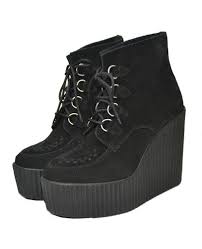 Choisir un pair de chaussures compensées qui sont plus facile à marcher avec pour votre look chic. Chaussure Compensee Noire Steelground