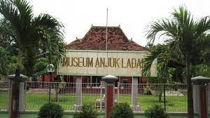 Namun ada beberapa tempat yang buka sampai jam 22:30 serta 22:00. Memuseumkan Museum Anjuk Ladang Nganjuk Surya
