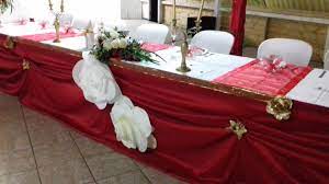 decoration de mariage en blanc rouge et or table d honneur nappe blanche en tissu jupon drape rouge c tables d honneur table des maries decoration mariage