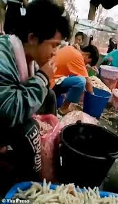 Bukan hanya rendang tetapi ayam selain sihat untuk badan, air kelapa juga dikatakan mujarab untuk melembutkan ayam pencen. Gelilah Pekerja Proses Kaki Ayam Guna Mulut Orangmuo My