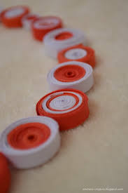 Iti prinzi martisorul in piept si din cand in cand mai musti cate putin din el. Coronita Martisor