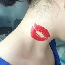 Kussmund Tattoo Symbolische Bedeutung Und Tolle Designs Tatuajes Besos Inspirierendekussmund Lippenabdruck Li Kussmund Tattoo Tattoo Bedeutungen Kussmund