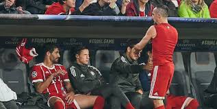 Strapazierfähige basic sporthose mit logo. Franck Ribery Verteidigt Trikotwurf Beim Bayern Spiel Gegen Anderlecht Mopo De