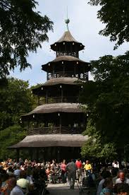 Touristen, aber auch einheimische erfreuen sich an hendl (brathähnchen), bier und blasmusik. Chinesischer Turm