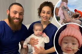 Eight month old azaylia was seen holding a teddy bear given to her by ambulance drivers as she waited for transport home with her brave mum. Fleias8uwwbrxm