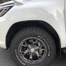 フロントリフトアップ スタットレス履き替え完了 もともと使ってた jaos のホイールにスタットレスを bfgoodrich は新しいホイールに 今月末には新しいホイール届く 2 3枚目 リフトアップ前 4 5枚目 リフトアップ後 スタ toyota hilux toyota land cruiser rav4