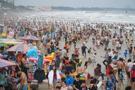 Take the 130km excursion to the popular beachside getaway of vung tau vietnam during the week if possible, when it's a whole lot quieter. Biá»ƒn VÅ©ng Tau Ä'ong Khach Trong Ngay Nghá»‰ Lá»… Vnexpress