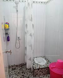 Bisa dengan model kamar mandi dengan bathup atau pakai shower. 7 Inspirasi Desain Kamar Mandi Minimalis Kloset Jongkok Shower