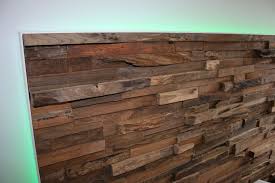 Holzwand Im Schlafzimmer Mit Led Nahaufnahme Holzwand Schlafzimmer Holzwand Wandgestaltung Wohnzimmer Holz