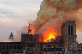Incendie notre dame, la flêche chute paris le 15 avril 2019. Notre Dame De Paris Quand La Fleche Disparait Dans Le Brasier Notre Dame De Paris Notre Dame De Paris Cathedrale La Cathedrale Notre Dame