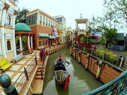 Little venice kota bunga menawarkan sebuah sensasi wisata yang sangat menyenangkan, di kawasan ini kita bisa melihat beraneka ragam bangunan dengan arsitektur mirip di kota venesia. Little Venice Kota Bunga Wisata Hits Ala Luar Negeri Di Jawa Barat Tempat Asik