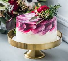 We explore your different wedding cake options and what cake fillings you can add to jazz it up! Myweddingcompare Articles 5 Top Wedding Cake Fillings