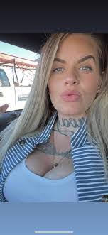 Melissa Suttle's Instagram, Twitter & Facebook