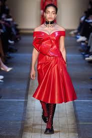 Alexander Mcqueen Pret A Porter Automne Hiver 2019 Tendances Mode Beaute Mannequins Et Inspirations Alexander Mcqueen Vogue Mcqueen