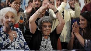 Su presidenta, estela barnes de carlotto, se transformó el 5 de agosto de 2014 en lo que siempre durante casi cuatro décadas, estela de carlotto buscó a su nieto y colaboró para encontrar a los. Estela De Carlotto Cumple 90 Hay Que Seguir Hasta Encontrar A Todos Los Nietos Telam Agencia Nacional De Noticias