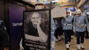 Galatasaray lisesi'ni bitirdikten sonra i̇stanbul üniversitesi'ne girerek iletişim fakültesinden mezun oldu. Usta Oyuncu Rasim Oztekin Son Yolculuguna Ugurlandi Anadolu Ajansi