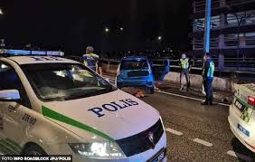 Sekumpulan anggota polis di pakistan berang dan bertindak di luar kawalan apabila menahan 19 pekerja sebuah restoran yang enggan memberi burger percuma kepada mereka. Video 3 Suspek Kes Pecah Rumah Nekad Terjun Jejambat Berjaya Ditahan Polis The Reporter