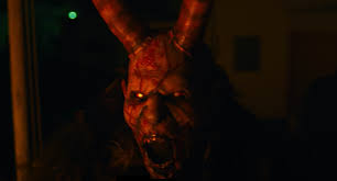Detrás de la fachada de tranquilidad que proyecta el pueblo natal de su madre se esconden oscuros secretos que acechan sin tregua a dos jóvenes hermanos. Abgrunde Der Vergangenheit Seht Den Ersten Trailer Zur Netflix Serie Curon Moviebreak De