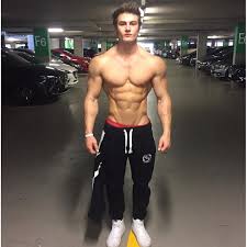 „sophia thiel war beim treffen in einem studio in den südlichen gefilden richtig gut drauf. Jeff Seid Photos Instagram Snapchat Age Weight Workout