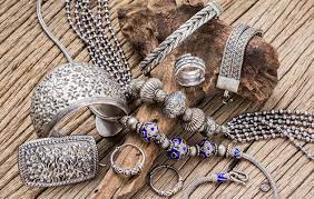 Wenn eine einmalige anwendung auch nach stunden nicht den gewünschten effekt zeigt, müssen sie einen neuen ansatz mit frischer alufolie und heißem wasser machen, um ihr. Silberschmuck Und Silberbesteck Reinigen Helpling Blog