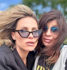 Michelle Hunziker pubblica le foto in tinta bionda ieri e oggi