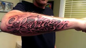 30 Ideas De Tatuajes De Nombres De Hombre Mujer Significado También encontramos otros diseños de tatuajes para hombres en el antebrazo y el brazo como pueden ser brazaletes o elementos variados en estilo moderno o hiperrealista. 30 ideas de tatuajes de nombres de
